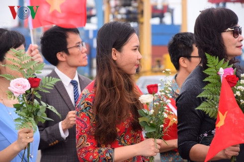 Cán bộ, nhân viên Đại sứ quán Việt Nam tại Indonesia chào mừng đoàn.