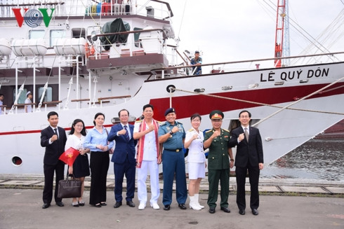 Chụp hình lưu niệm bên tàu Lê Quý Đôn.