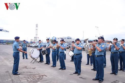 Đội quân nhạc chào mừng tàu Lê Quý Đôn.