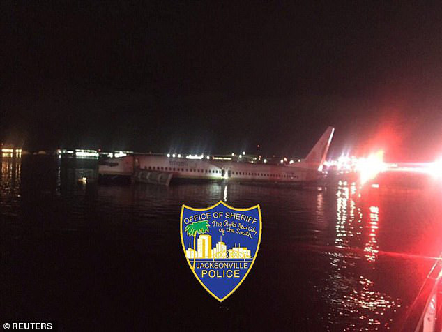 Văn phòng cảnh sát trưởng Trạm không quân hải quân Jacksonville cho biết không ai thiệt mạng trong vụ tai nạn do máy bay ở chỗ nước nông và không bị chìm. Ảnh: Reuters