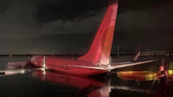 Sự cố máy bay Boeing 737 xảy ra vào 21h 40 phút (giờ địa phương) khi phi công đang nỗ lực hạ cánh trong điều kiện sấm chớp và mưa lớn. Ảnh: AP