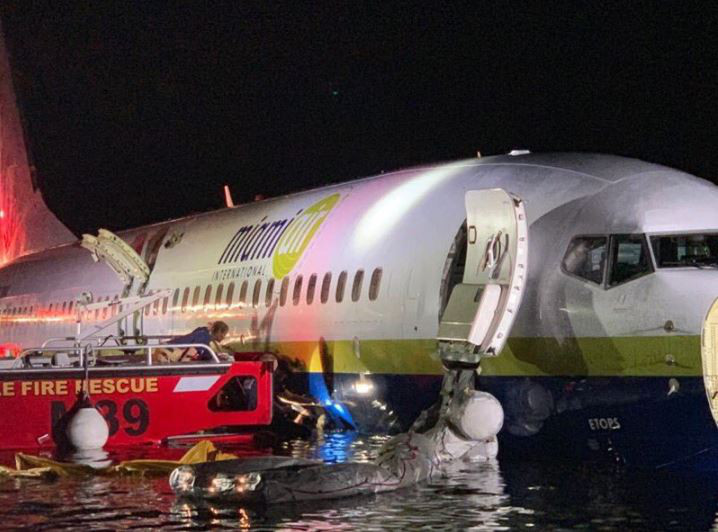 Luật sư Cheryl Bormann - một hành khách trên chuyến bay Boeing 737 bị lao xuống sông St. Johns tối 3/5 kể lại: "Chúng tôi đã lao xuống, chiếc máy bay gần như đâm xuống mặt đất rồi bật lên. Dường như phi công không thể kiểm soát hoàn toàn chiếc máy bay. Khoảnh khắc ấy thật đáng sợ. Chúng tôi đang bị ngập trong nước, không biết đây là sông hay biển". Tuy nhiên, theo nhân chứng Bormann, hầu hết các hành khách đều làm việc trong quân đội nên họ đã vận dụng các kỹ năng để giúp đỡ nhau thoát khỏi chiếc máy bay này. Ảnh: AP