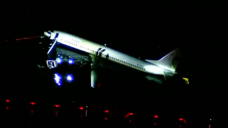 Luật sư Cheryl Bormann - một hành khách trên chuyến bay Boeing 737 lao xuống sông St. Johns tối 3/5 kể lại: "Chúng tôi đã lao xuống, chiếc máy bay gần như đâm xuống mặt đất rồi bật lên. Dường như phi công không thể kiểm soát hoàn toàn chiếc máy bay. Khoảnh khắc ấy thật đáng sợ. Chúng tôi đang bị ngập trong nước, không biết đây là sông hay biển". Tuy nhiên, theo nhân chứng Bormann, hầu hết các hành khách đều làm việc trong quân đội nên họ đã vận dụng các kỹ năng để giúp đỡ nhau thoát khỏi chiếc máy bay này. Ảnh: AP