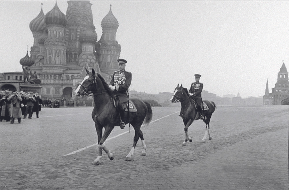 Nguyên soái Liên Xô, hai lần Anh hùng Liên Xô Konstantin Rokossovsky trên Quảng trường Đỏ.