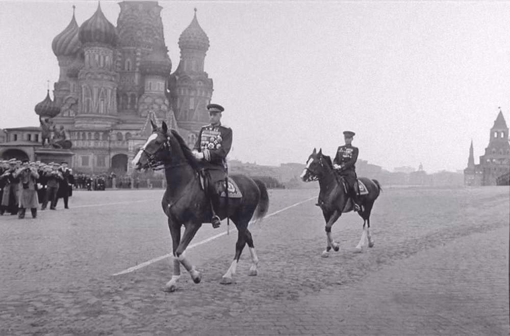 Nguyên soái Liên Xô, hai lần Anh hùng Liên Xô Konstantin Rokossovsky trên Quảng trường Đỏ.