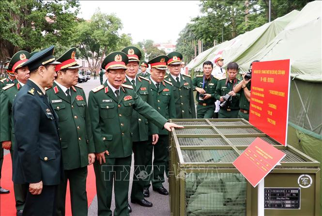 Bộ trưởng Bộ Quốc phòng Ngô Xuân Lịch và Bộ trưởng Bộ Quốc phòng Trung Quốc Ngụy Phượng Hòa xem các trang thiết bị y tế. Ảnh: Văn Điệp/TTXVN. *) Title do Kiến Thức biên tập lại.