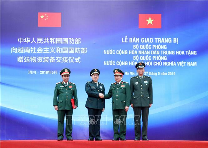 Bộ trưởng Bộ Quốc phòng Ngô Xuân Lịch và Bộ trưởng Bộ Quốc phòng Trung Quốc Ngụy Phượng Hòa tại Lễ bàn giao trang bị vật tư y tế, tìm kiếm cứu nạn. Ảnh: Văn Điệp/TTXVN