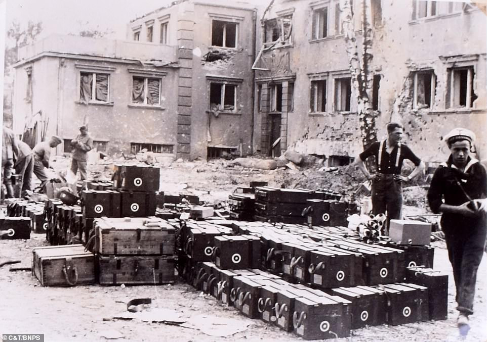 Các thủy thủ Đức kiểm tra một kho đạn thu được từ quân Ba Lan tại Danzig. Nguồn ảnh: Daily Mail.