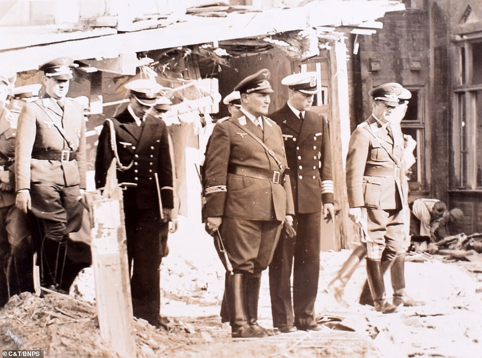 Ông trùm phát xít Herman Goering (thứ ba bên phải) kiểm tra thiệt hại tại thị trấn cảng Danzig. Đây có thể xem là một trong những hình ảnh đầu tiên được ghi nhận trong CTTG 2. Nguồn ảnh: Daily Mail.