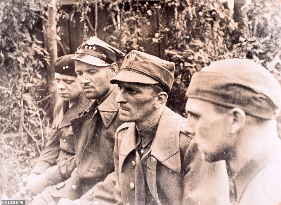 Một nhóm binh sĩ Ba Lan bị quân Đức bắt làm tù binh trong cuộc chiến tại cảng Danzig. Nguồn ảnh: Daily Mail.