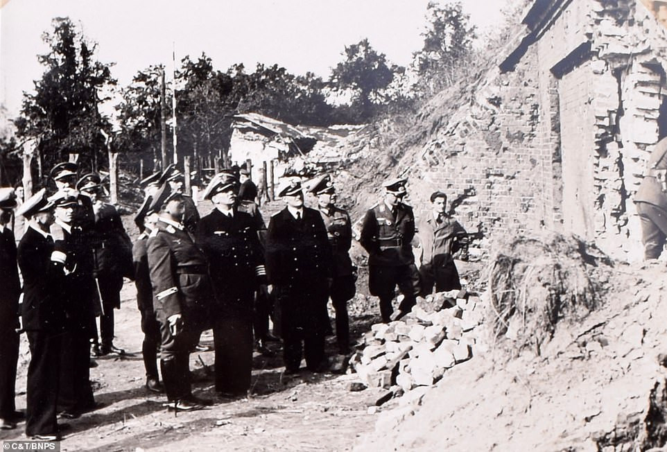 Hai ngày sau khi SMS Schleswig-Holstein tấn công Cảng Danzig, Thống chế Hermann Goering một trong những tướng lĩnh thân cận với trùm phát xít Hitler đã có chuyến kiểm tra đến bến cảng này. Nguồn ảnh: Daily Mail.