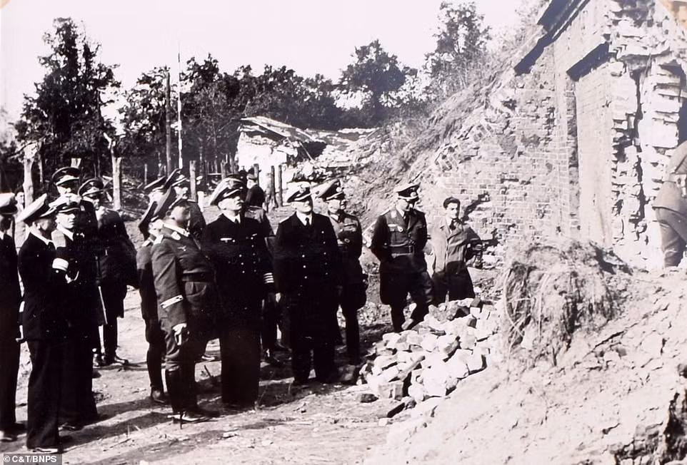 Hai ngày sau khi SMS Schleswig-Holstein tấn công Cảng Danzig, Thống chế Hermann Goering một trong những tướng lĩnh thân cận với trùm phát xít Hitler đã có chuyến kiểm tra đến bến cảng này. Nguồn ảnh: Daily Mail.