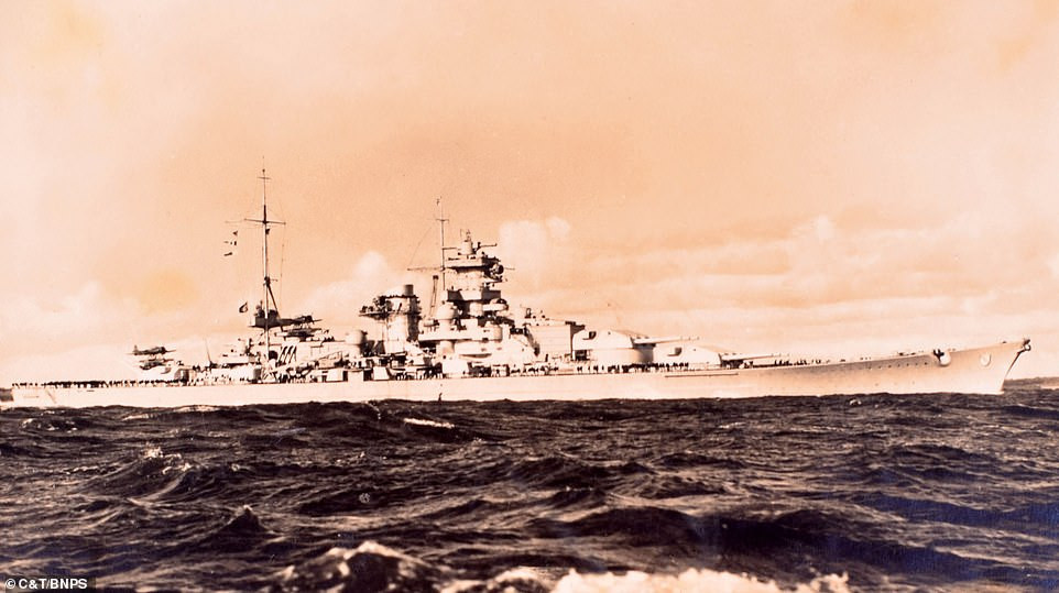 Cận cảnh thiết giáp hạm SMS Schleswig-Holstein một trong 9 tàu lớp Deutschland của Hải quân Đức, hành trình của thiết giáp hạm này trong CTTG 2 kết thúc vào ngày 21/3/1945 khi thủy thủ đoàn của con tàu này kích nổ tàu từ bên trong để tránh rơi vào tay Liên Xô khi nó tham gia tuyến phòng thủ Marienburg. Nguồn ảnh: Daily Mail.