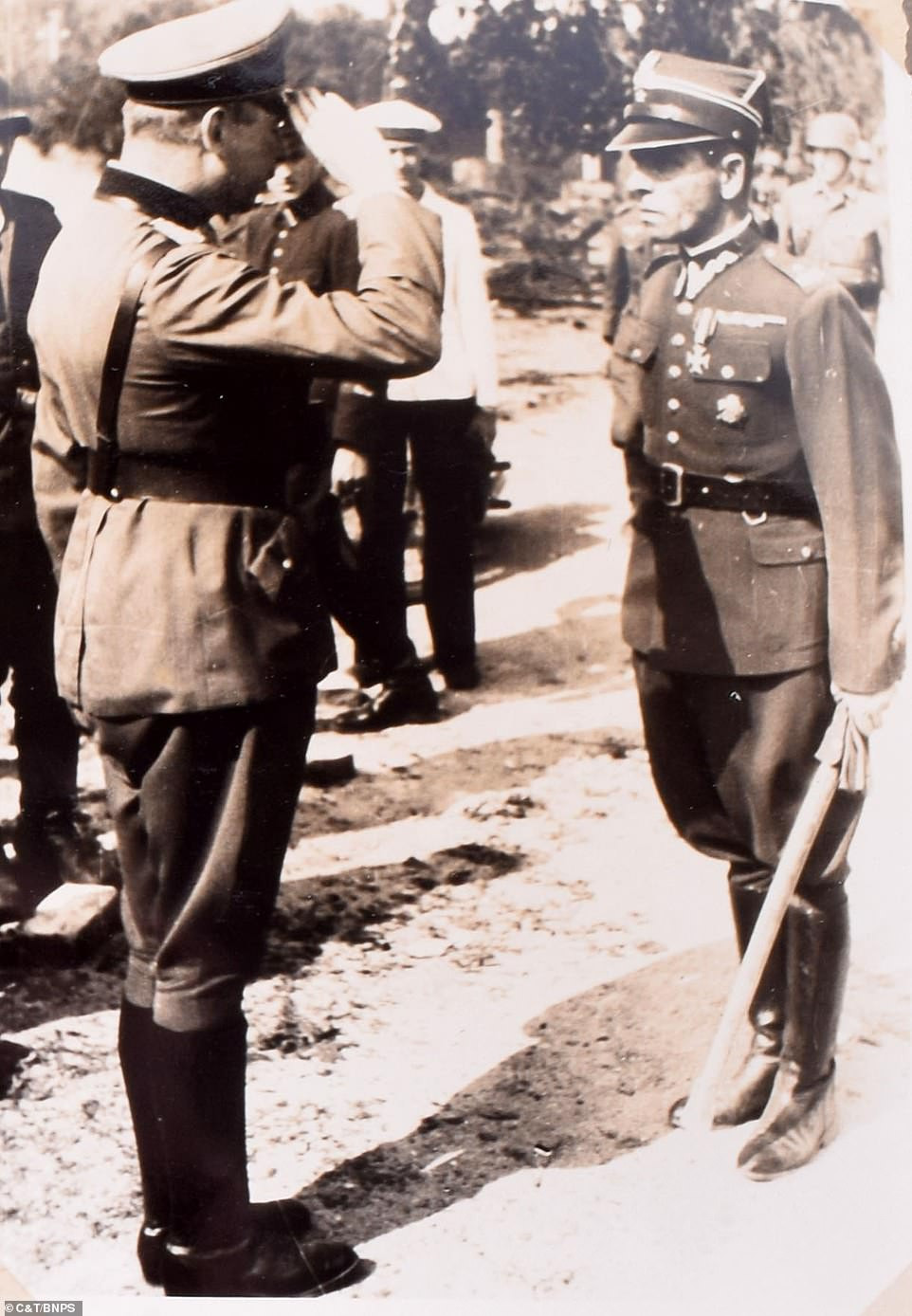 Hình ảnh một tướng của Ba Lan đầu hàng quân Đức ngay trong ngày 1/9/1939. Quân đội Ba Lan chống trả quân Đức một cách yếu ớt và nhanh chóng đầu hàng vô điều kiện chỉ sau 1 tháng. Nguồn ảnh: Daily Mail.