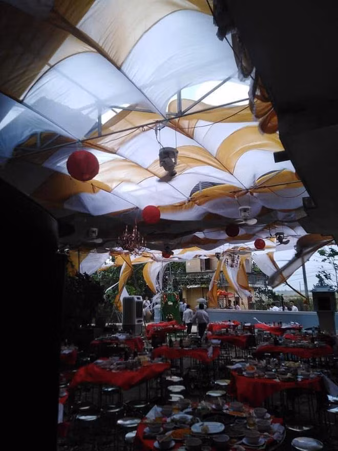 Cuoi ngay troi doi gio, co dau chu re 'khoc thet' chung kien rap bi thoi bay, ta toi-Hinh-2