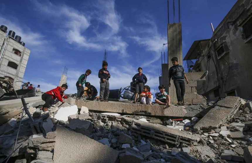 Trẻ em Palestine chơi đùa trên đống đổ nát của một tòa nhà ở phía nam dải Gaza, khung cảnh rất bình thường ở khu vực này trong hàng thập kỷ qua. Ảnh: AFP.