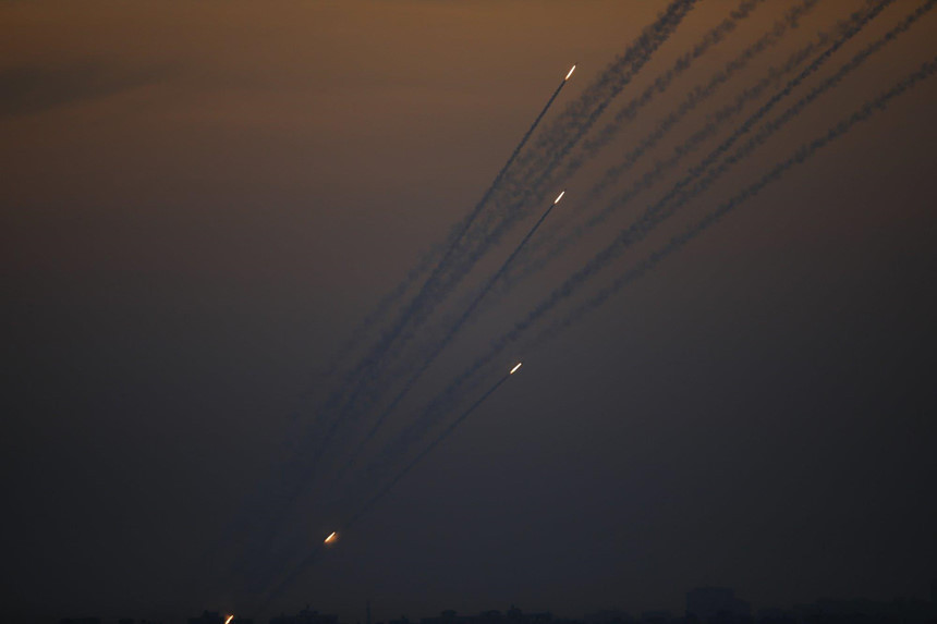 Hàng loạt quả rocket được các nhóm vũ trang Palestine bắn sang lãnh thổ Israel từ dải Gaza. Ảnh: AP.