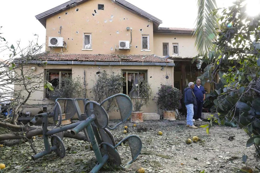 Một quả rocket đã rơi vào một ngôi nhà tại thị trấn Ashkelon, khiến người đàn ông 58 tuổi thiệt mạng. Đây là lần đầu tiên có người Israel thiệt mạng do rocket của Palestine kể từ năm 2014. Ảnh: AFP.