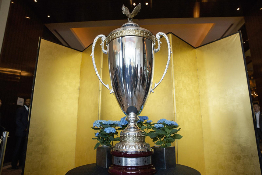 Chiếc cúp dành cho nhà vô địch cũng được thửa riêng cho sự kiện, có tên gọi là "Cúp Tổng thống", nặng gần 32 kg bằng bạc và có một số chi tiết bằng vàng. Ở trên đỉnh cúp là con đại bàng, đại diện cho nước Mỹ. Ảnh: AP.