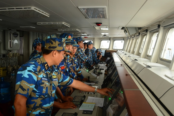 Trong gần 4 ngày đêm diễn tập, tàu chiến và máy bay của hải quân 12 nước (gồm: Việt Nam, Singapore, Australia, Indonesia, Philippines, Thái Lan, Brunei, Trung Quốc, Nhật Bản, Hàn Quốc, Mỹ, Ấn Độ) được chia thành 2 tốp chiến thuật đã phối hợp hiệp đồng tiến hành nhiều hoạt động như: Vận động đội hình chụp ảnh từ trên không, cất hạ cánh trực thăng giữa các tàu, chia sẻ thông tin về mục tiêu nghi vấn trên biển, tiếp vận trên biển... Ảnh: Các sĩ quan Vùng 4 Hải quân và Tàu 016-Quang Trung điều khiển tàu tham gia diễn tập.