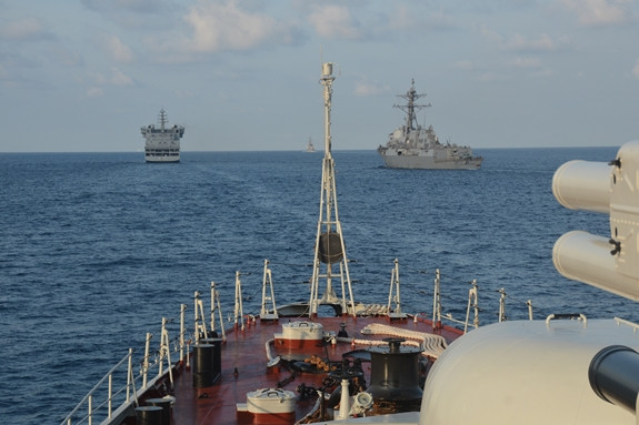 Những nội dung diễn tập được các sĩ quan của tàu ghi chép tỉ mỉ và chia sẻ, rút kinh nghiệm ngay. Đây là cơ hội tốt để sĩ quan và thủy thủ của tàu rèn luyện tác phong, bản lĩnh đi biển; tích lũy kiến thức, kinh nghiệm trong thực hiện các nội dung diễn tập an ninh hàng hải, phối hợp hiệp đồng thông tin liên lạc với các tàu bạn, xử trí các tình huống trên biển bảo đảm chính xác, đúng quy định; đồng thời rèn luyện cả về trình độ ngoại ngữ, tư thế, tác phong trong các hoạt động đối ngoại, giao tiếp với tàu và người nước ngoài.