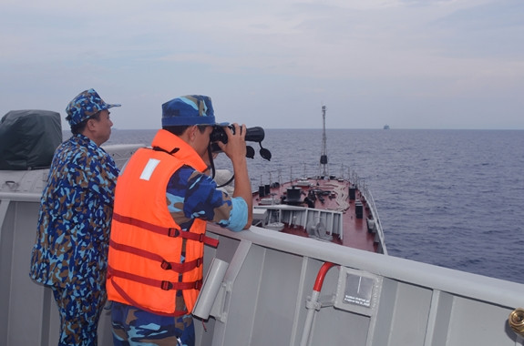 Theo Trung tá Hoàng Anh, Thuyền trưởng tàu 016-Quang Trung: Trong quá trình vận động trên biển, các kíp vận hành máy, liên lạc và lực lượng tham gia diễn tập của tàu đã phối hợp nhịp nhàng, hoàn thành các bài tập. Ban chỉ huy tàu và chỉ huy hành quân đã chỉ đạo tàu hành trình an toàn, tham gia các nội dung diễn tập theo đúng kế hoạch. Ảnh: Trưởng đoàn Hải quân Việt Nam chỉ đạo thủy thủ Tàu 016-Quang Trung quan sát kịp thời phát hiện mục tiêu.