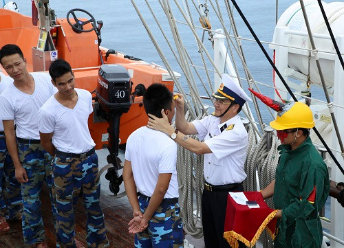 Mỗi thủy thủ được đóng dấu của thần biển vào chính giữa trán