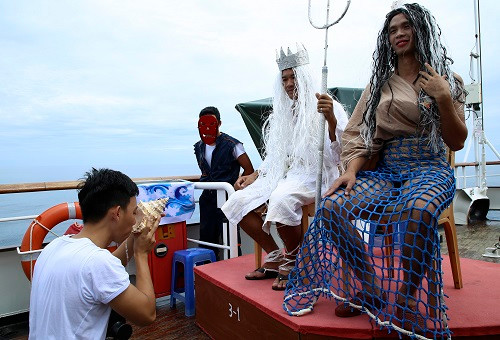 Thủy thủ uống nước biển ở đường xích đạo.