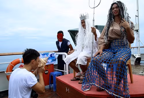 Thủy thủ uống nước biển ở đường xích đạo.