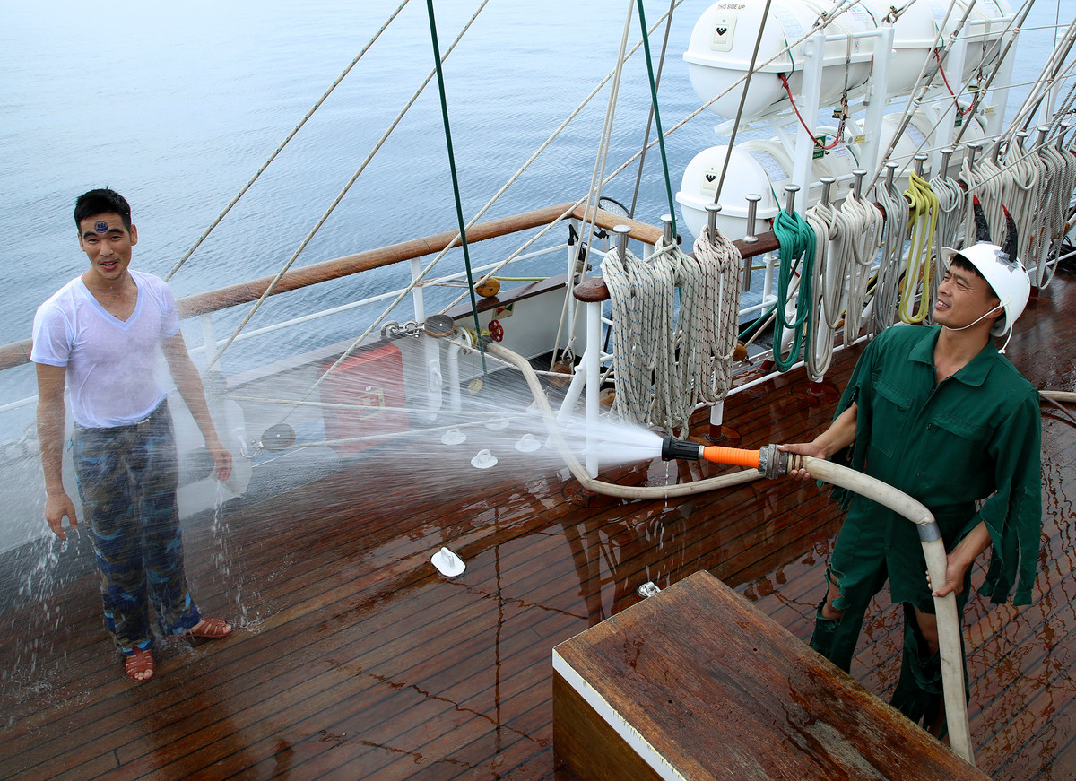 Thủy thủ được tắm bằng nước biển