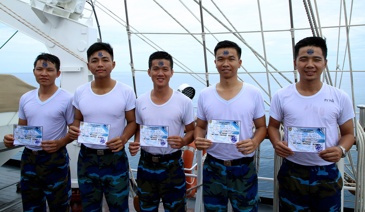 Thủy thủy được trao giấy chứng nhận đã đi qua đường xích đạo