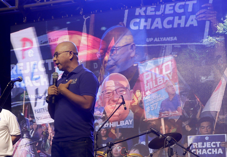 Ứng viên đối lập Florin Hilbay trong một cuộc vận động tại thành phố Quezon. Các ứng viên không phải đồng minh của ông Duterte sẽ phải vượt qua nhiều khó khăn để giành lấy ghế thượng nghị sĩ. Ảnh: AP.