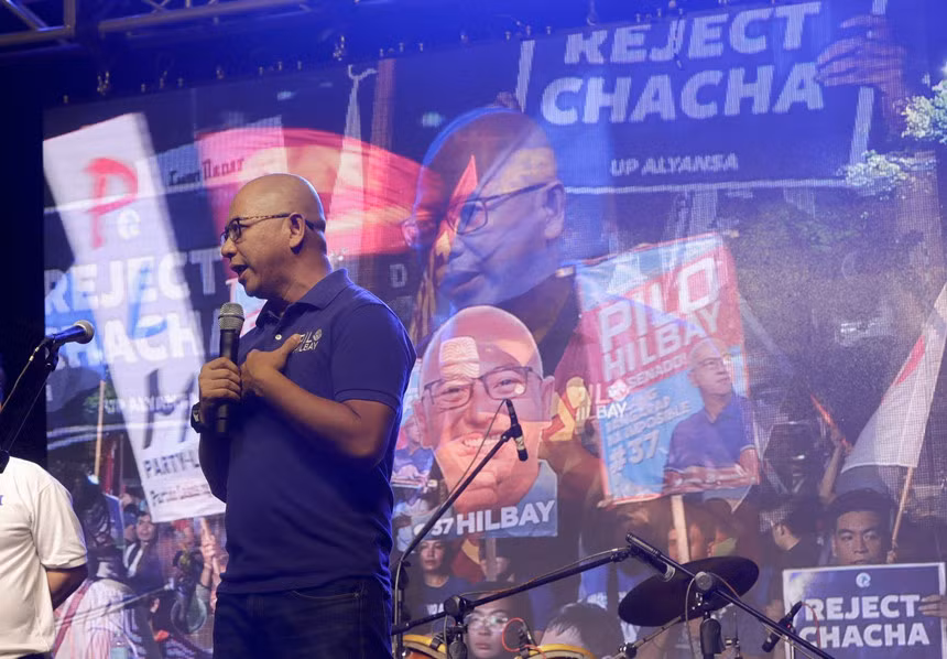 Ứng viên đối lập Florin Hilbay trong một cuộc vận động tại thành phố Quezon. Các ứng viên không phải đồng minh của ông Duterte sẽ phải vượt qua nhiều khó khăn để giành lấy ghế thượng nghị sĩ. Ảnh: AP.