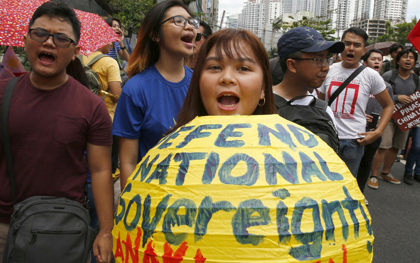 Mặc dù đạt tỷ lệ ủng hộ cao, ông Duterte cũng nhận không ít phản đối do lập trường mềm mỏng với Trung Quốc. Ảnh: AP.