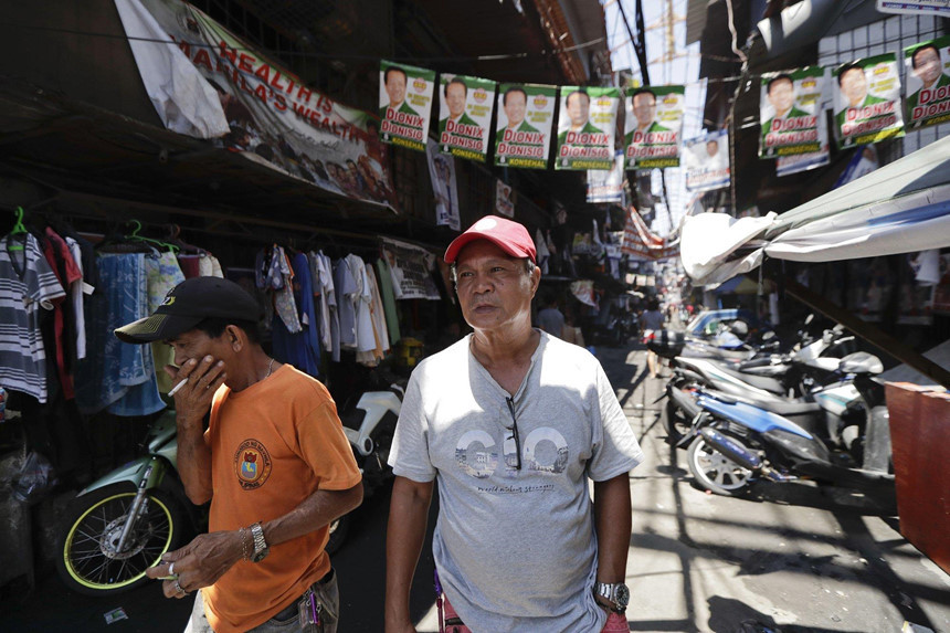 Ông Jose Mondejar ở quận Tondo nói rằng chiến dịch thanh trừng tội phạm của ông Duterte khi mới nhậm chức đã giúp giảm khoảng 70% số vụ trộm cướp ở khu mà ông sinh sống. Ảnh: AP.