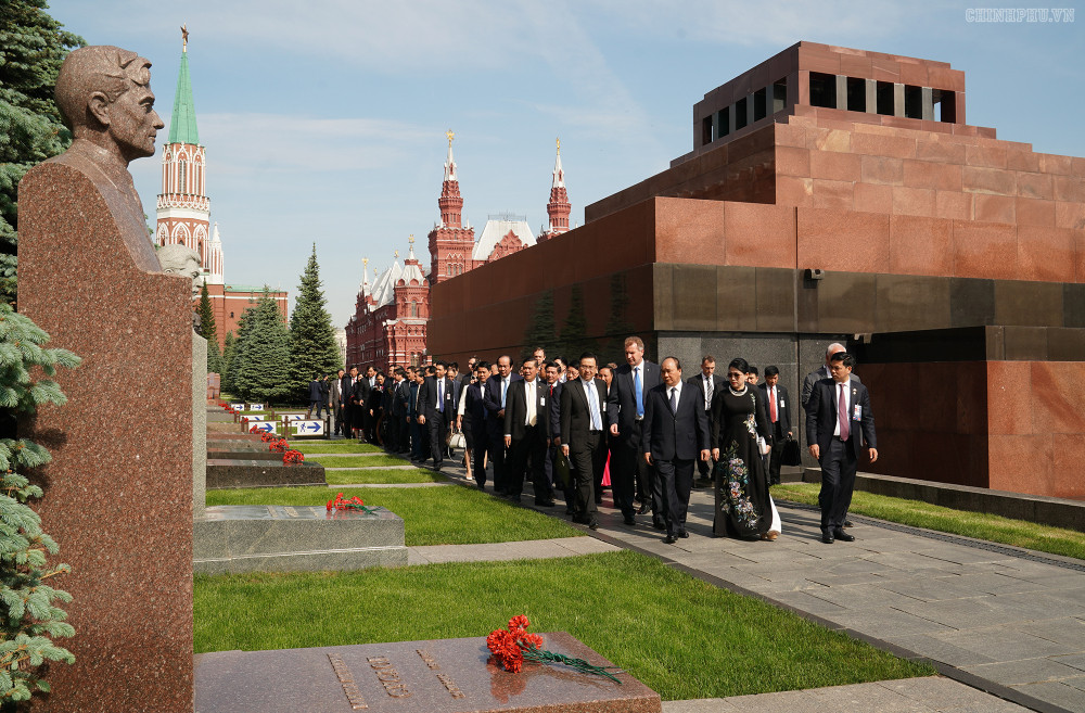 Trước các cuộc hội kiến lãnh đạo Liên bang Nga, Thủ tướng Nguyễn Xuân Phúc và Đoàn cấp cao Việt Nam tới viếng V. Lenin tại Lăng Lenin ở Quảng trường Đỏ