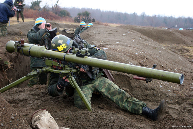 Nòng súng của SPG là loại nòng trơn không có rãnh xoắn, được lắp đặt tay cầm để kéo súng khi cơ động.
