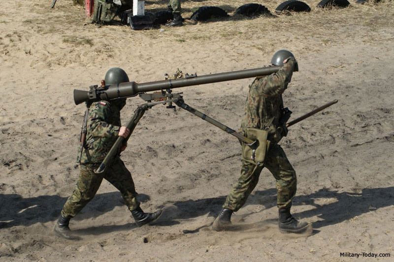 Đạn chống tăng với động cơ đẩy phản lực được phóng ra khỏi nòng súng bằng liều phóng với vận tốc ban đầu là 435 m/s, trên đoạn đầu của quỹ đạo đường đạn đạn SPG khởi động động cơ phản lực và tăng tốc lên đến 700 m/s.