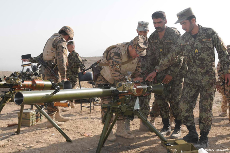 Hiện tượng không giật của súng được hình thành từ cấu tạo khóa nòng mở, dưới dạng ống phụt, cho phép một phần khí thuốc phụt lại phía sau, ngược hướng với đường bay của đạn.