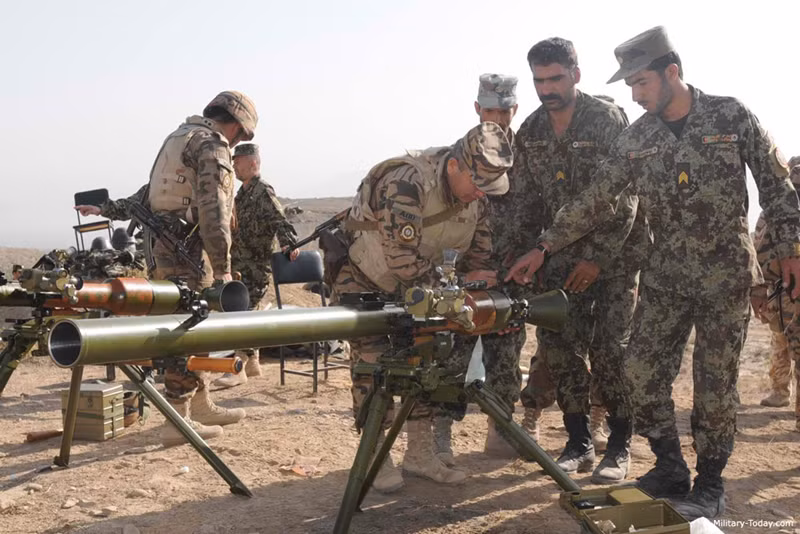 Hiện tượng không giật của súng được hình thành từ cấu tạo khóa nòng mở, dưới dạng ống phụt, cho phép một phần khí thuốc phụt lại phía sau, ngược hướng với đường bay của đạn.