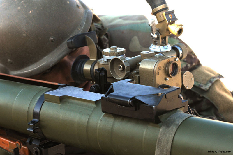 Để lấy đường ngắm cho súng chống tăng không giật sử dụng kính ngắm và thước ngắm quang học PRO-9 với độ phân giải lên đến 4x với trường nhìn là 10e, bộ phận kính ngắm được lắp trên giá thước ngắm trên nòng súng.