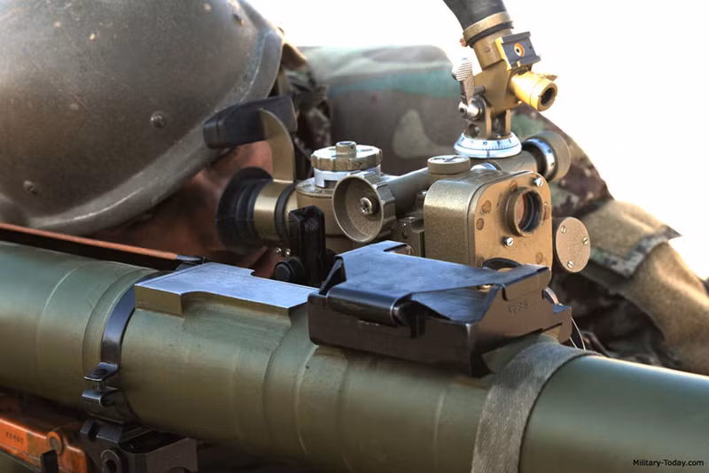 Để lấy đường ngắm cho súng chống tăng không giật sử dụng kính ngắm và thước ngắm quang học PRO-9 với độ phân giải lên đến 4x với trường nhìn là 10e, bộ phận kính ngắm được lắp trên giá thước ngắm trên nòng súng.