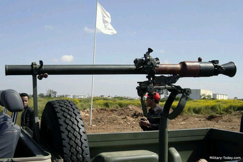 Đây là ưu điểm của loại đạn này nếu so với súng 82mm B-10. Khi bắn, phía sau của súng tạo ra một khoảng nguy hiểm do lửa phản lực của liều phóng với bán kính 30m và góc mở 90°.