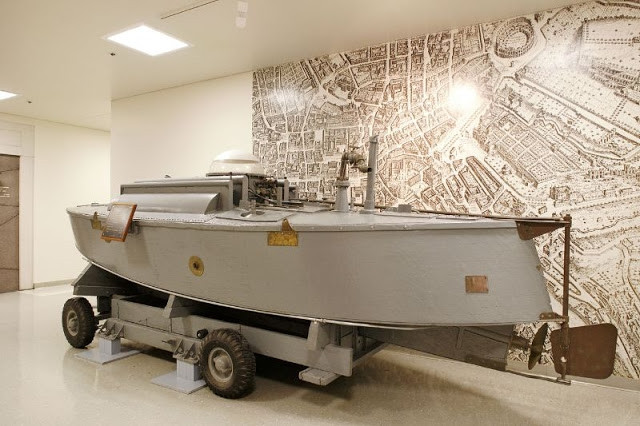 Tàu bán chìm do CIA thiết kế được sử dụng vào những năm 1950. Với không gian đủ cho 2 người, con tàu này không mang vũ khí nào mà được dùng để đưa hoặc cứu các điệp viên khỏi khu vực của kẻ thù.