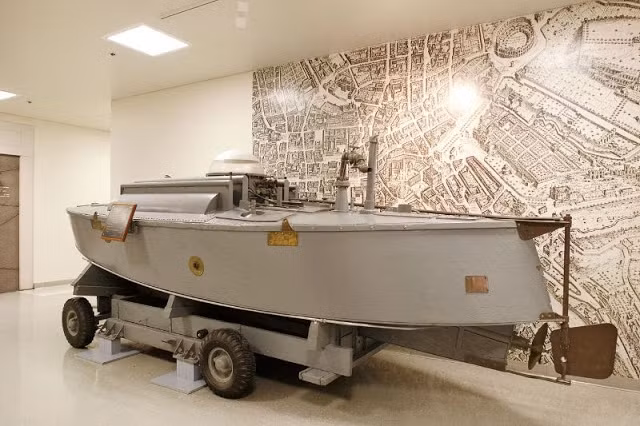 Tàu bán chìm do CIA thiết kế được sử dụng vào những năm 1950. Với không gian đủ cho 2 người, con tàu này không mang vũ khí nào mà được dùng để đưa hoặc cứu các điệp viên khỏi khu vực của kẻ thù.