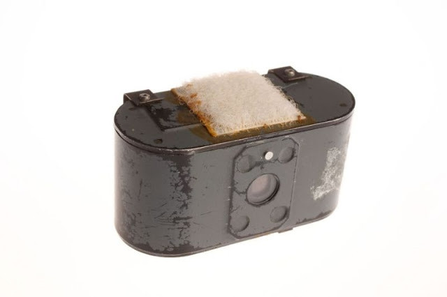 CIA đã phát hiện ra rằng những chú chim bồ câu có thể bay ở khoảng cách gần với mục tiêu. Vì vậy, họ đã phát triển một loại camera nhỏ gọn tới nỗi có thể gắn vào chú chim bồ câu mà không ai phát hiện được. Vì vậy, chim bồ câu có thể giúp chụp các bức ảnh chi tiết từ địa điểm của các mục tiêu.