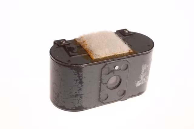 CIA đã phát hiện ra rằng những chú chim bồ câu có thể bay ở khoảng cách gần với mục tiêu. Vì vậy, họ đã phát triển một loại camera nhỏ gọn tới nỗi có thể gắn vào chú chim bồ câu mà không ai phát hiện được. Vì vậy, chim bồ câu có thể giúp chụp các bức ảnh chi tiết từ địa điểm của các mục tiêu.