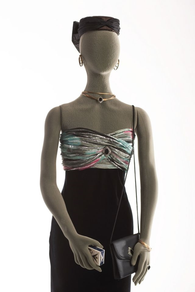 Vẫn là một sản phẩm của CIA, bộ đồ trông có vẻ bình thường này được thiết kế riêng cho các điệp viên nữ khi tham gia các sự kiện trang trọng. Với những vật dụng được cài gắn một cách bí mật, nữ điệp viên có thể dễ dàng chụp ảnh và ghi âm các cuộc hội thoại.