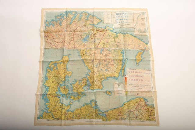 Tấm bản đồ bằng lụa độc đáo này là một sáng kiến của CIA dành cho các điệp viên. Người ta có thể ngụy trang mục đích thực sự của vật dụng này bằng cách biến nó thành một chiếc khăn quàng cổ hoặc gấp gọn đút vào túi. Màu sắc trên tấm bản đồ cũng không bị ảnh hưởng thậm chí cả khi bị ngâm trong nước.