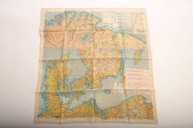 Tấm bản đồ bằng lụa độc đáo này là một sáng kiến của CIA dành cho các điệp viên. Người ta có thể ngụy trang mục đích thực sự của vật dụng này bằng cách biến nó thành một chiếc khăn quàng cổ hoặc gấp gọn đút vào túi. Màu sắc trên tấm bản đồ cũng không bị ảnh hưởng thậm chí cả khi bị ngâm trong nước.